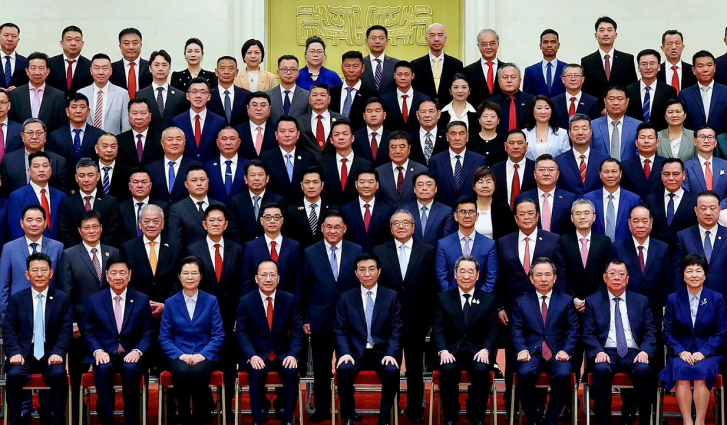 王沪宁会见第十一届世界华侨华人社团联谊大会全体代表